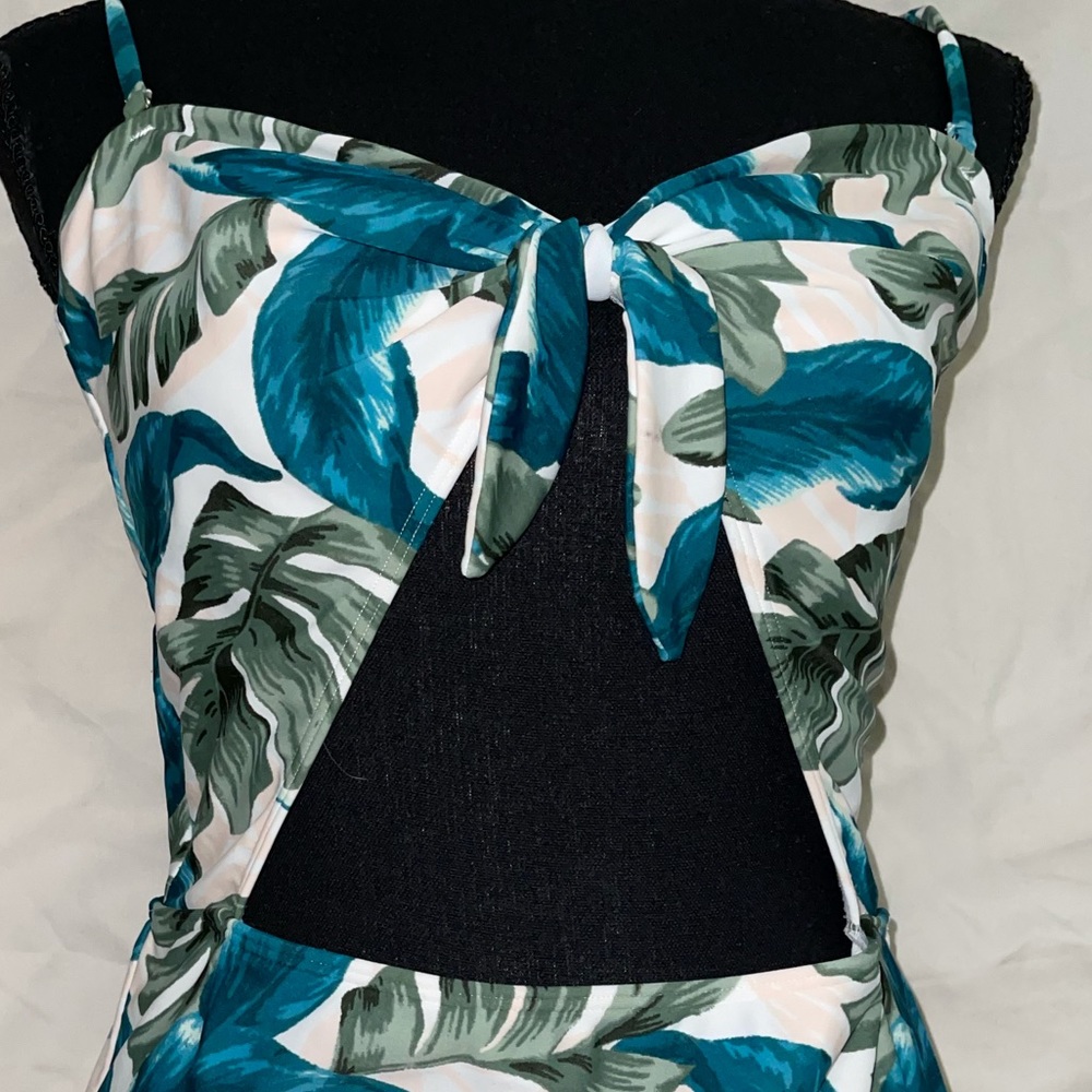 Hollister floral one piece - Picture 9 of 10